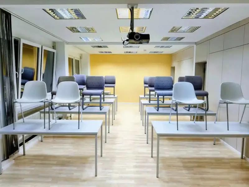 Heller, modernisierter Büroraum in Bayreuth mit neuem Boden und Akzentwand nach der Renovierung durch A+S GmbH.