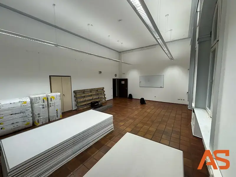 Rohbau der Büroerweiterung: Montage des Metallständerwerks in hohen Räumen