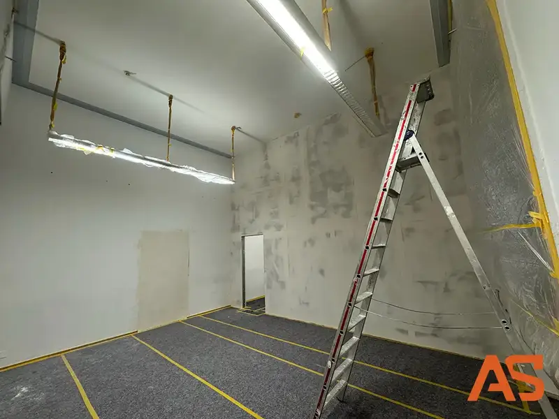 Fertiggestellter Trockenbau: Verspachtelte Wände bereit für den Anstrich