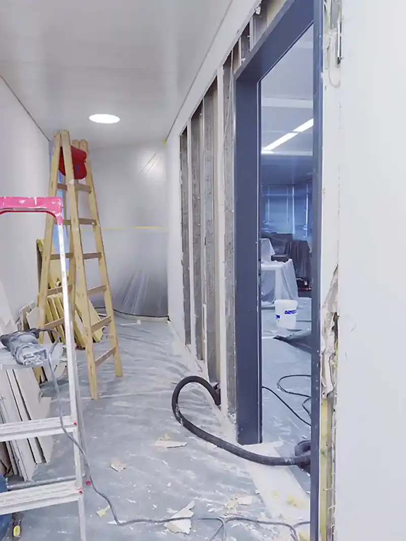 Baustelle während der Bürosanierung in München: Trockenbauwand wird für ein neues Raumkonzept geöffnet.