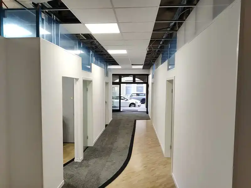 Helle, offene Lehrräume mit Glaswänden in Lauf a.d. Pegnitz nach der Sanierung durch A+S GmbH.