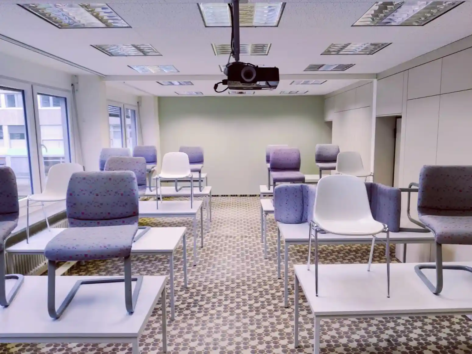 Alter Schulungsraum in Bayreuth mit Teppichboden und dunkler Decke vor der Sanierung durch A+S GmbH.