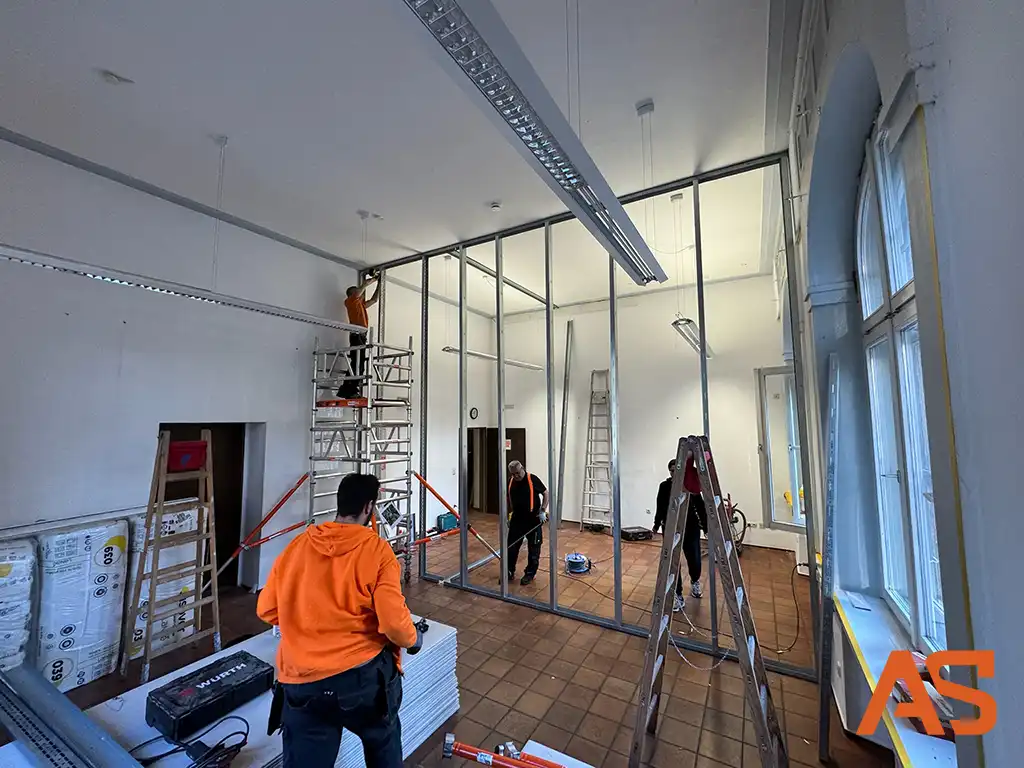 Fortgeschrittener Trockenbau: Das Ständerwerk für die neue Raumaufteilung steht bereit für die Beplankung.