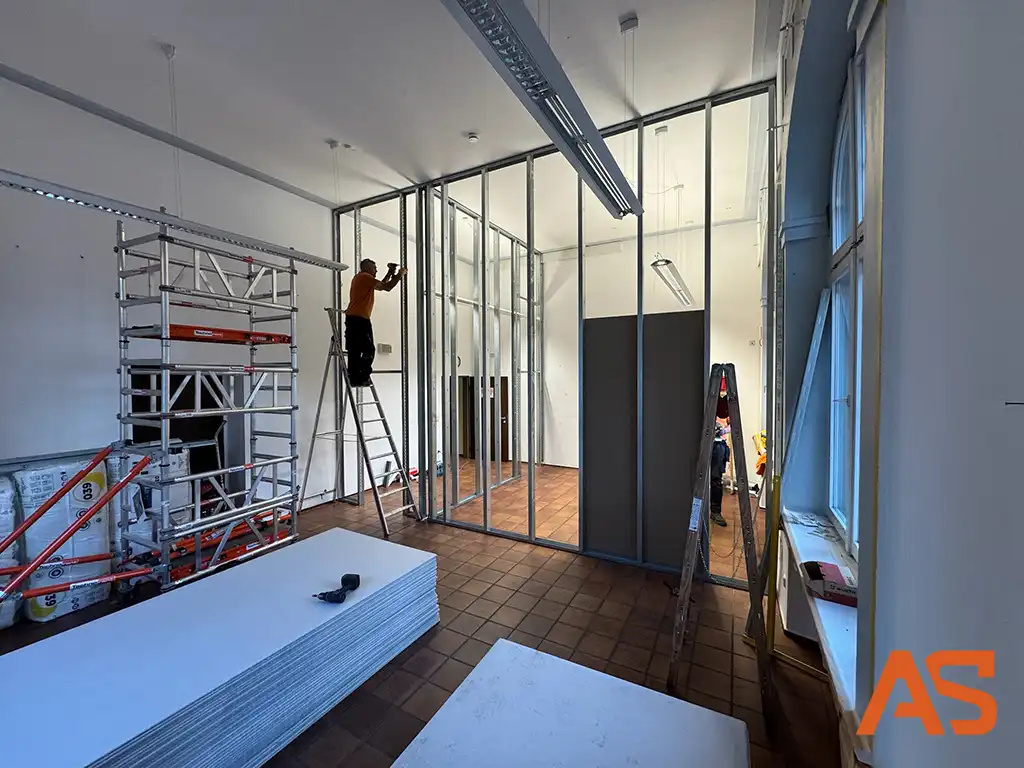 Trockenbau-Montage: Fachgerechte Verschraubung der Gipskartonplatten am Metallständerwerk.