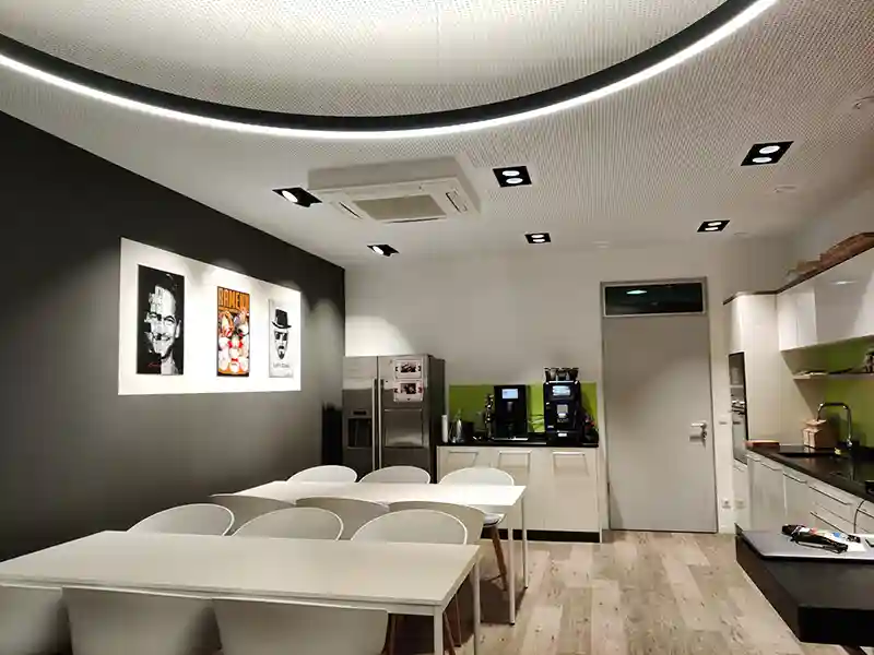 Moderner Büroflur mit dunklen Akzentwänden und neuem Teppichboden nach Sanierung in München.