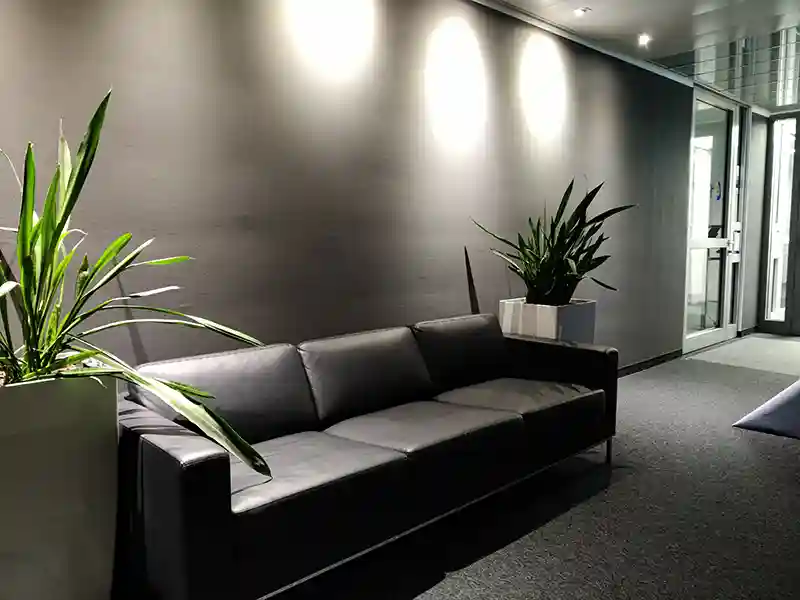 Fertig renovierter Flur mit Wanddurchbruch zu einem Großraumbüro in München.