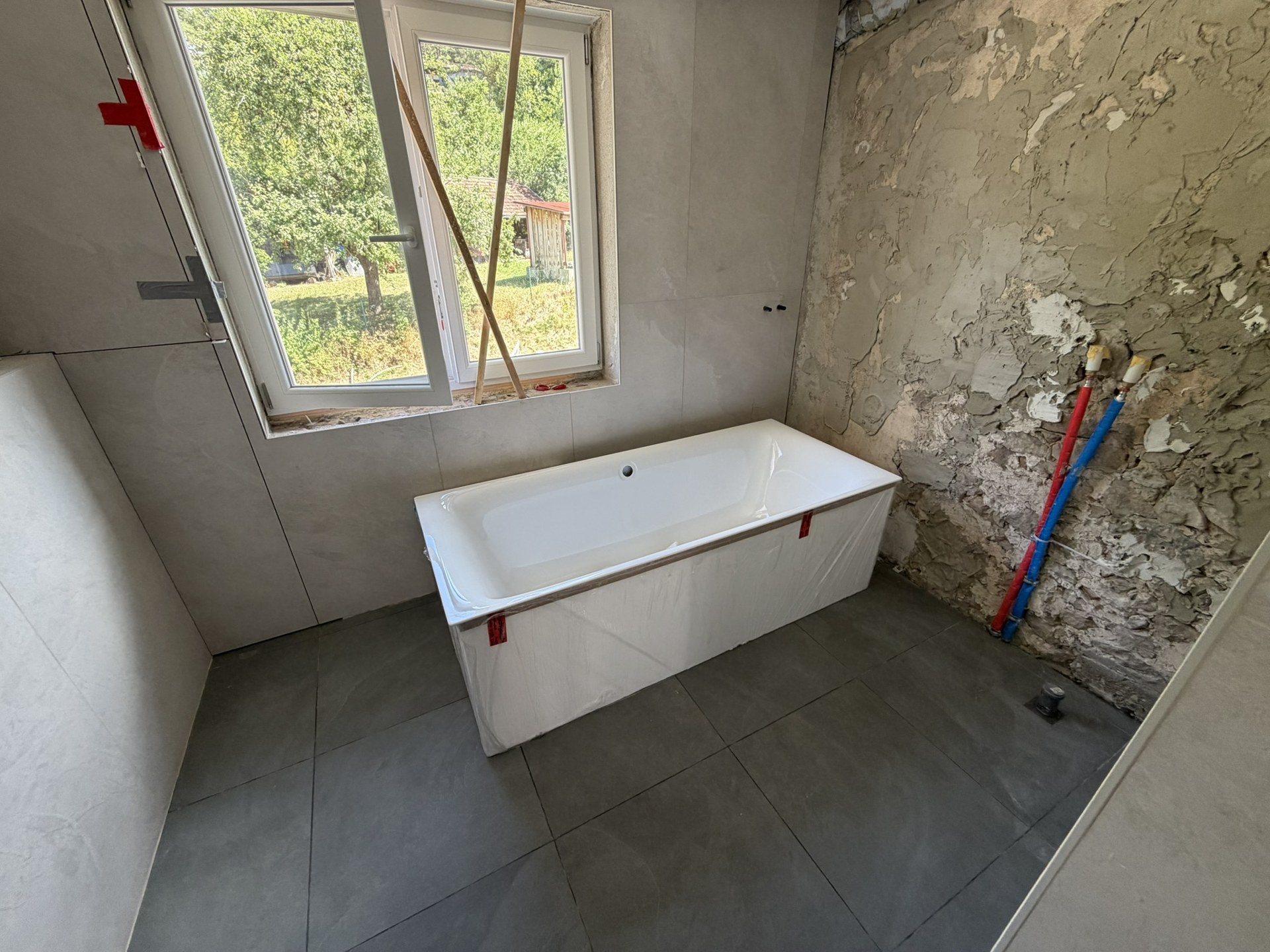 Eingebaute Badewanne für zwei Personen unter der Dachschräge