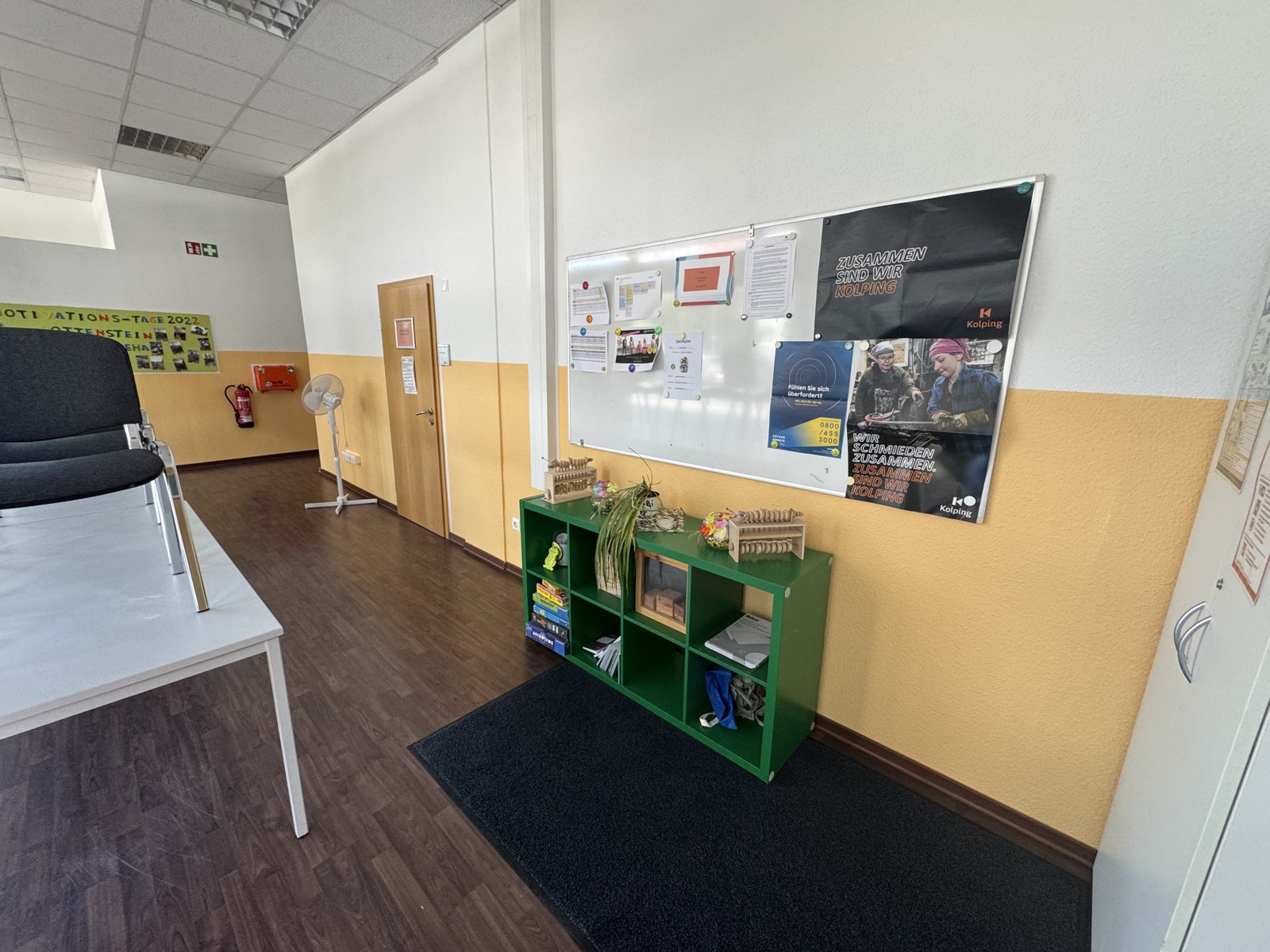 Aufenthaltsbereich mit Sitzgelegenheiten und Infowand nach der Modernisierung.