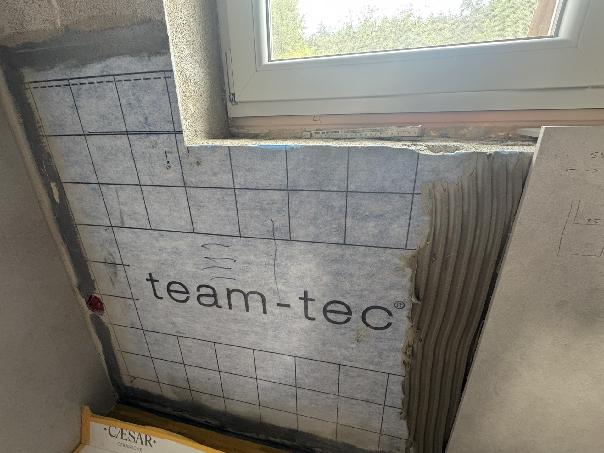 Fensterlaibung mit team-tec Abdichtungsbahn und aufgekämmtem Fliesenkleber