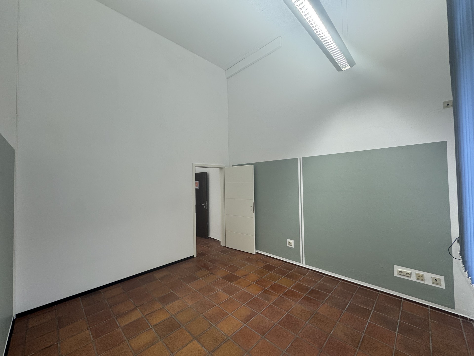 Fertiggestellter Raum der Koch- und Küchenschule mit abwaschbarer, farbig gestrichener Wandfläche.