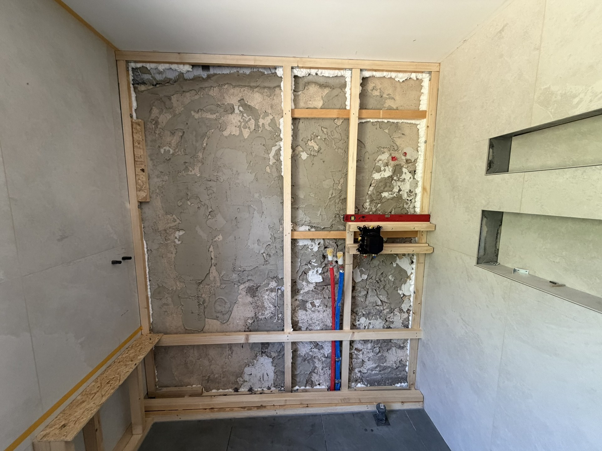 Mischbatterie der Walk-in-Dusche, montiert auf einem Riegel der Holzkonstruktion