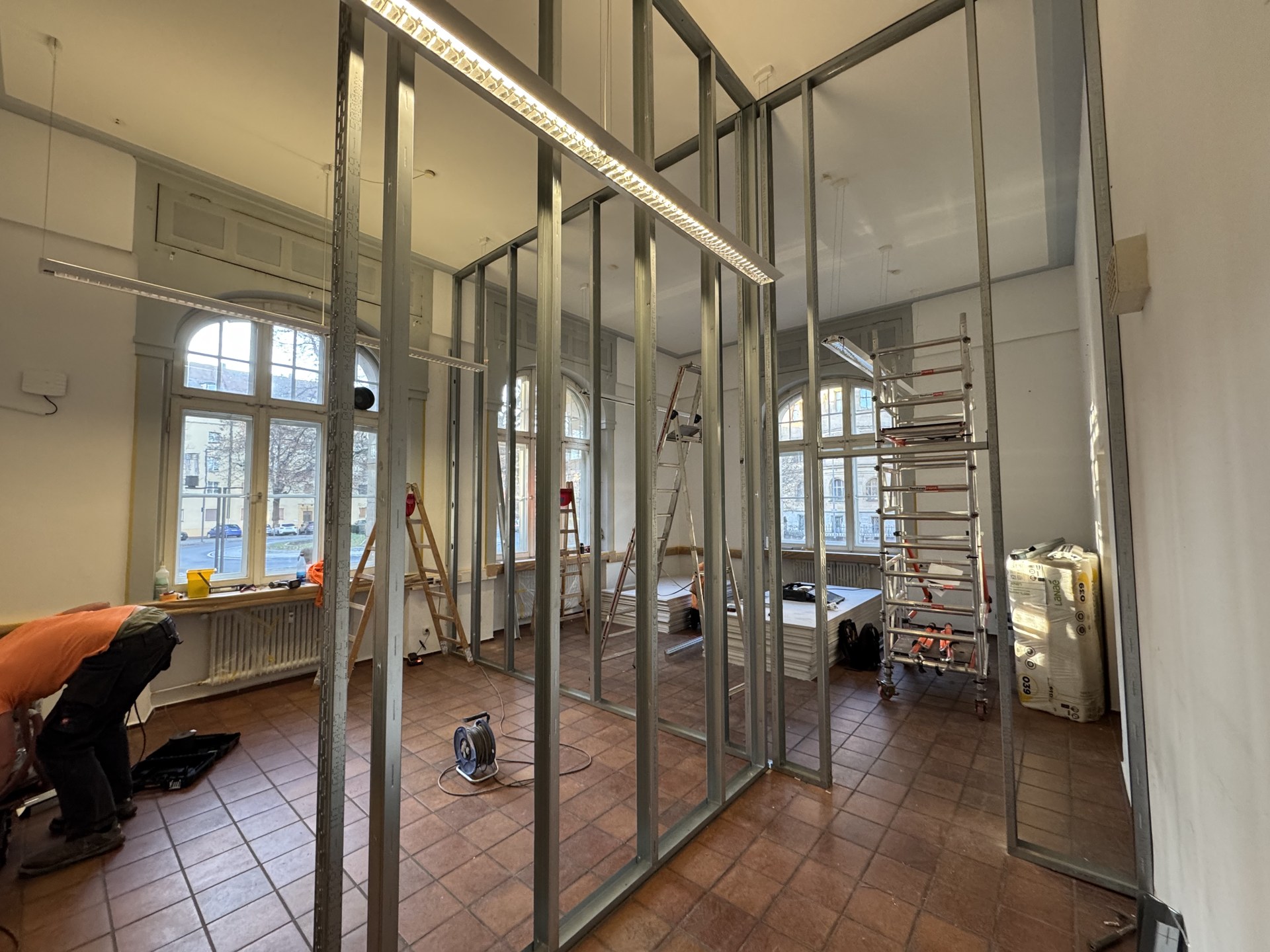 Das fertige Ständerwerk der neuen Trennwand, gesetzt ohne Eingriff in die historischen Fensterachsen.
