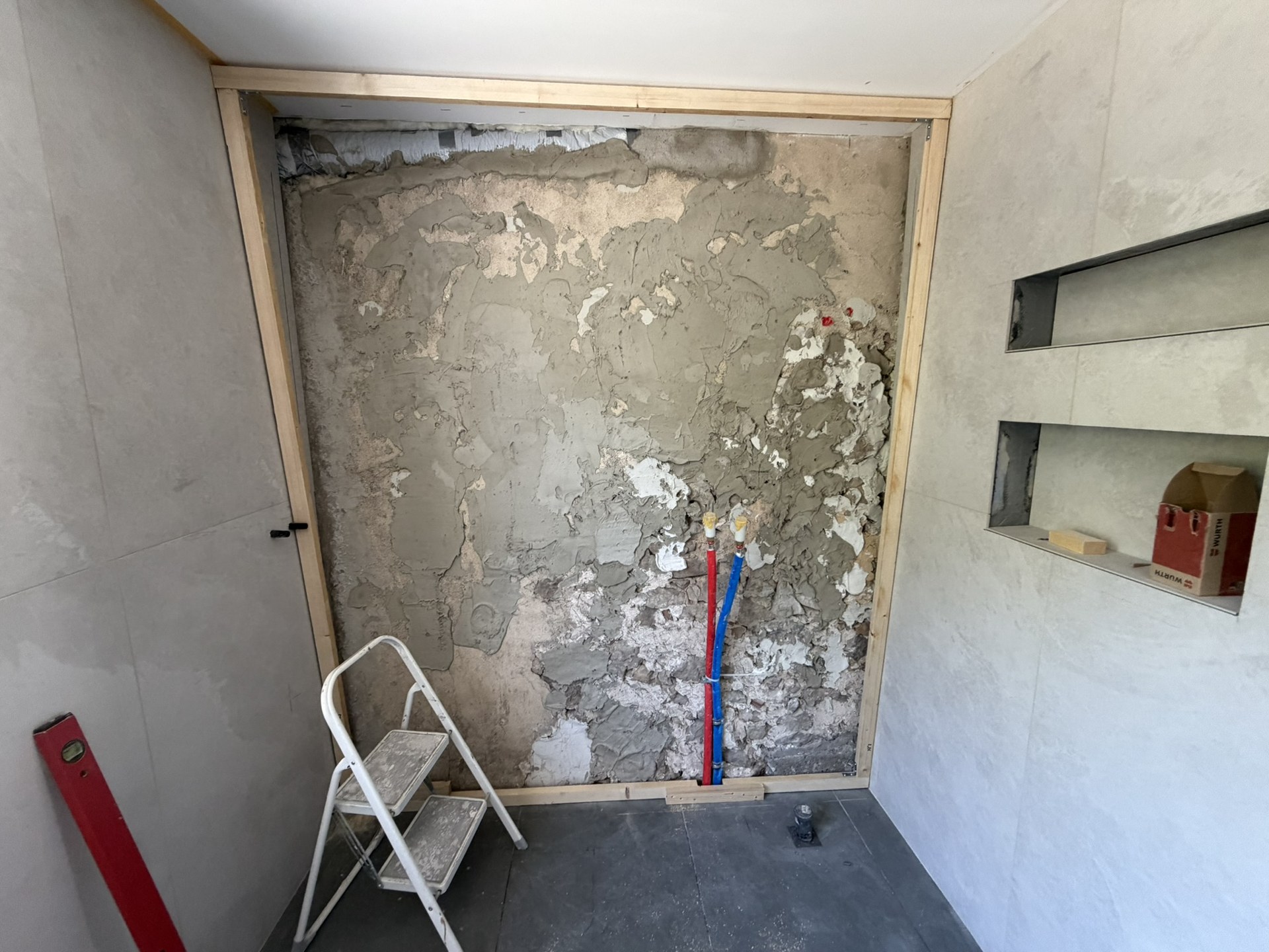 Ausrichten der Holzständer vor der unebenen Bestandswand